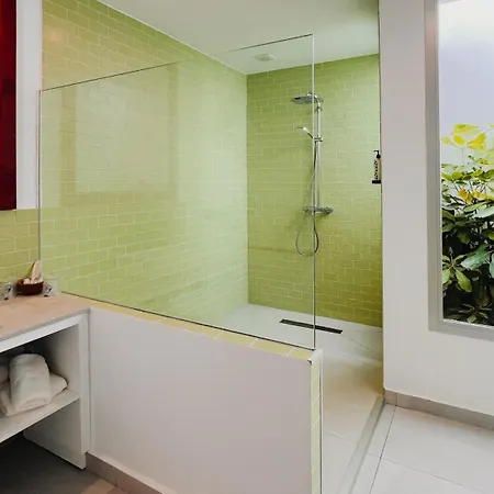 ホテル 100% Fun タリファ